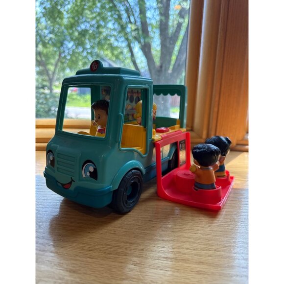 Fisher-Price Little People Serve It Up Food Truck With Figures Playset - Picture 3 of 9